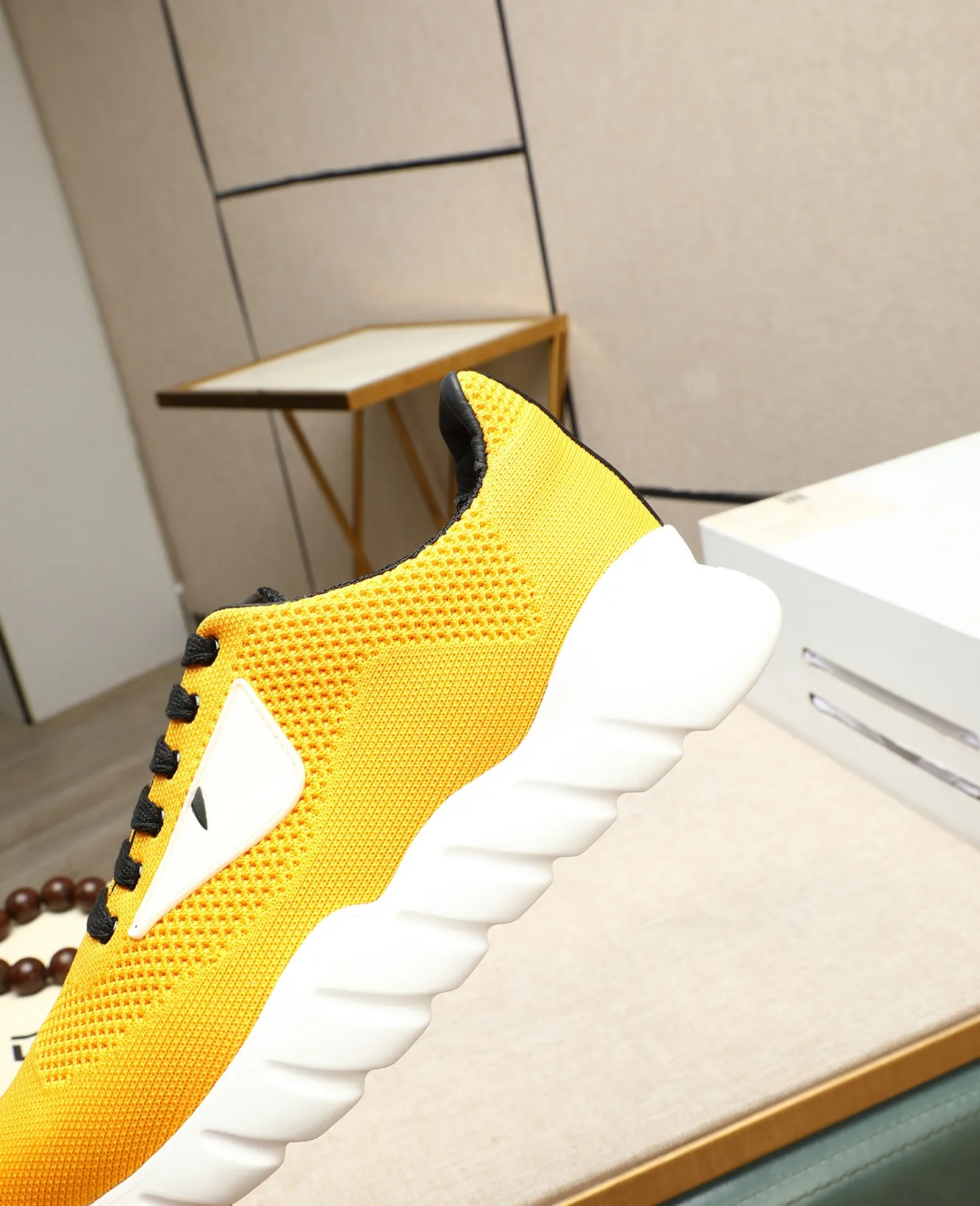 Men's Men's Shoes 💰680 Fendi Fendi's latest Tag series of men's casual mesh sports running shoes, originally purchased and developed, this Tag sports shoe is a one-leg sneaker, made of black high-tech mesh material with gray neoprene details. Oversized FENDI lettering on the side and translucent rubber details. Light and flexible rubber running shoe soles, beautifully packaged at the delivery counter, customized breathable lining, original molded foam rubber outsole, sole thickness: 3.5CM! Size: 39-44 (customized at 38.45.46)
